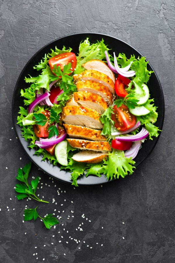 Dieta de slabit Salad with chicken meat. Fresh vegetable salad with chicken breast. Meat salad with chicken fillet and fresh vegetables on plate