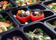 Caserole cu mese porționate: somon cu salată verde, roșii umplute cu brânză, orez sălbatic și legume la grătar