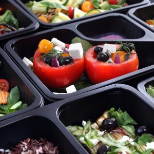 Proteina în dieta de slăbit: câtă îți trebuie, de fapt, ca să nu pierzi masă musculară 1 Caserole cu mese porționate: somon cu salată verde, roșii umplute cu brânză, orez sălbatic și legume la grătar