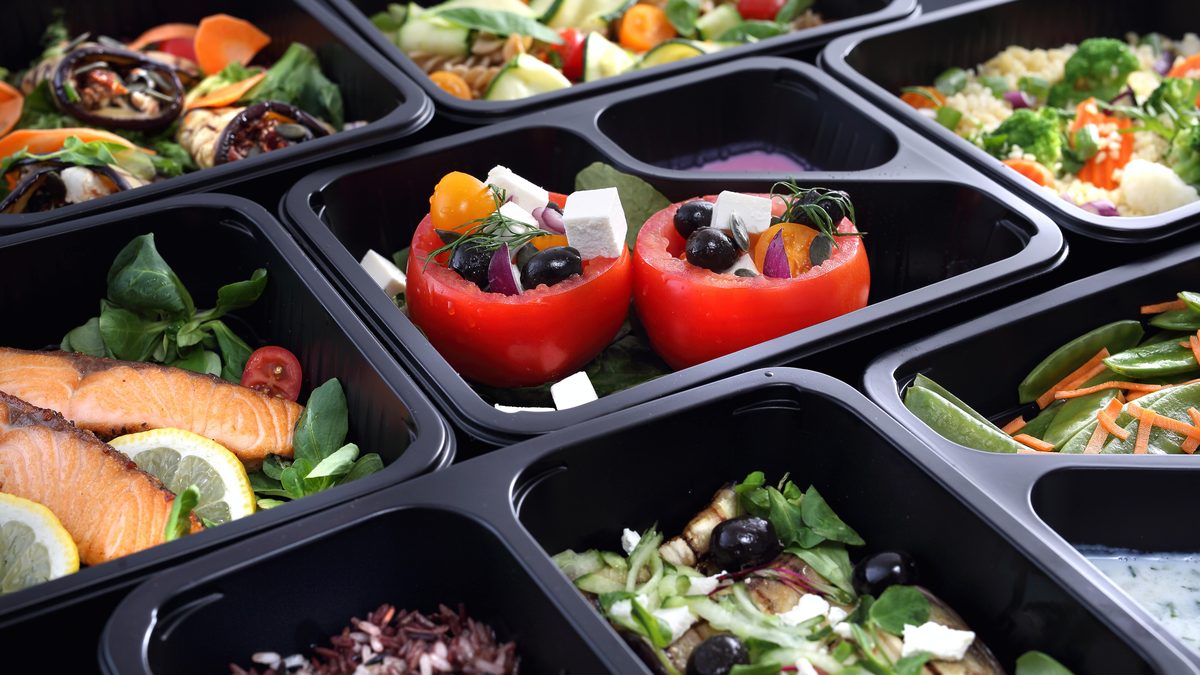 Proteina în dieta de slăbit: câtă îți trebuie, de fapt, ca să nu pierzi masă musculară 1 Caserole cu mese porționate: somon cu salată verde, roșii umplute cu brânză, orez sălbatic și legume la grătar