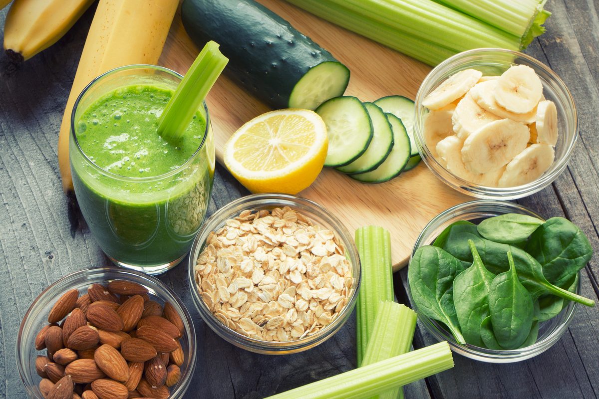 Proteina în dieta de slăbit: câtă îți trebuie, de fapt, ca să nu pierzi masă musculară 5 Boluri cu ovăz, migdale și spanac proaspăt, alături de țelină, castravete și banană, pe un blat de lemn
